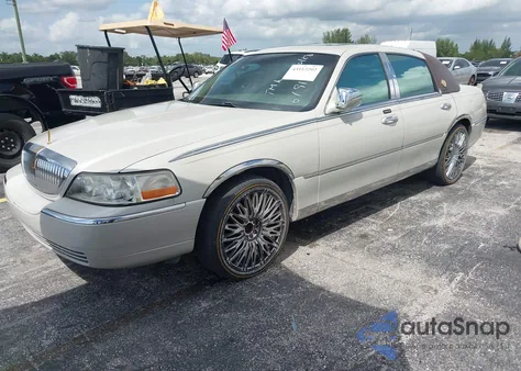 2005 Lincoln Town Car Signature Limited из США, поврежденный, VIN 1LNHM82W25Y619162
